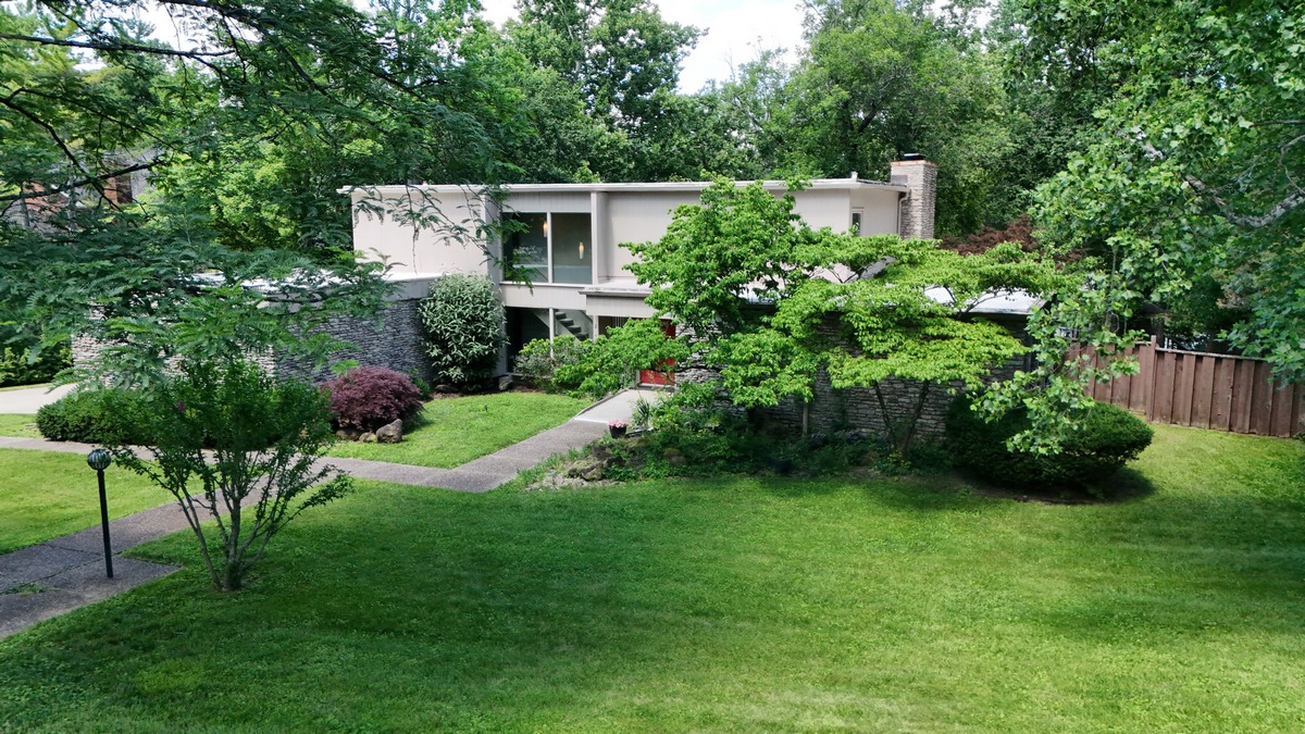 Real estate auction property photo